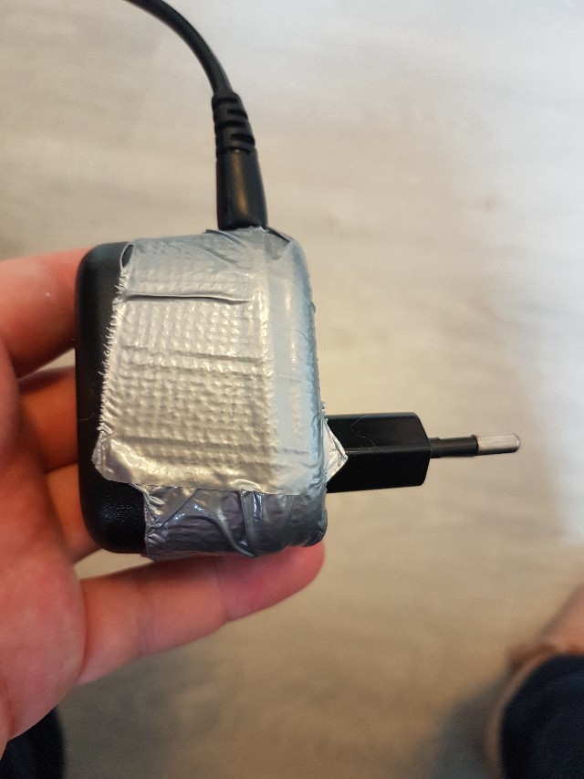 De geplakte adapter