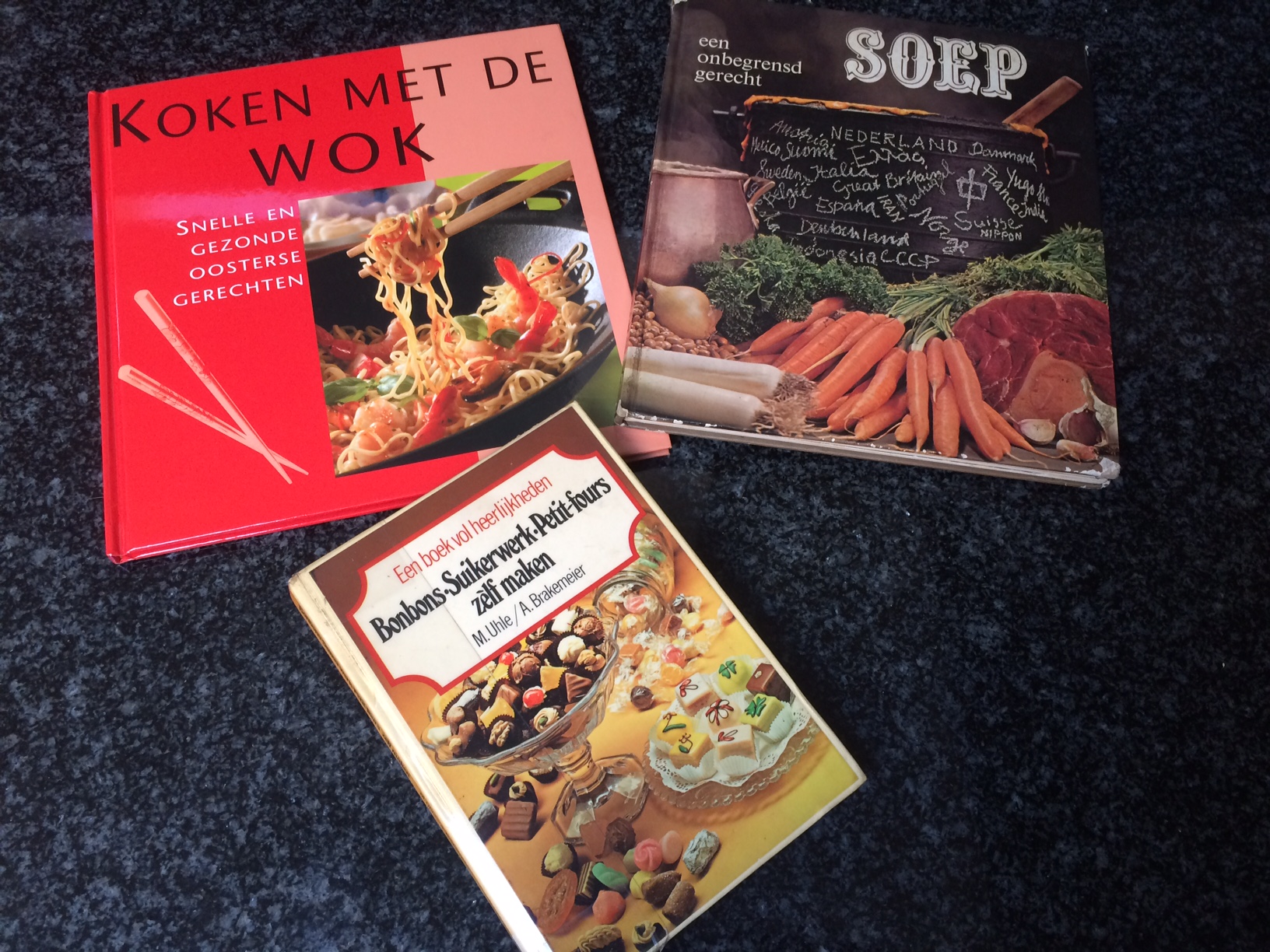 De specifiekere kookboeken: een soep, wok en suikerwerk boek. Mogen natuurlijk ook los van elkaar weg. Per stuk vanaf € 2 bieden.